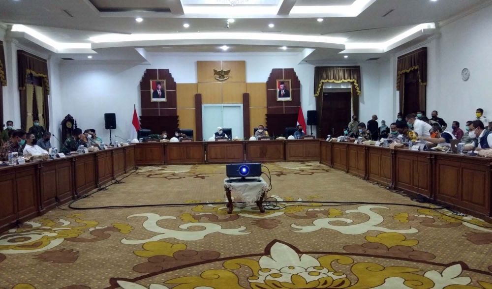 Suasana sebelum rapat rencana pengajuan PSBB di Gedung Negara Grahadi, Surabaya