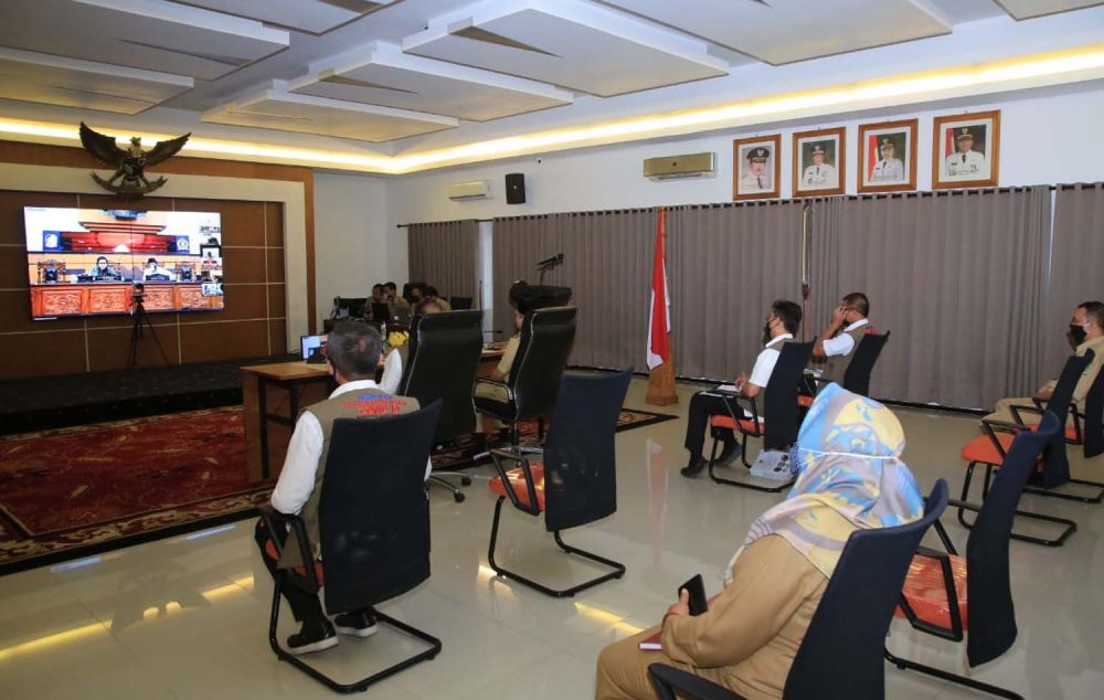 Bupati Anas menyampaikan laporan pertanggungjawaban pelaksanaan APBD 2019 dalam sidang paripurna DPRD Banyuwangi secara virtual
