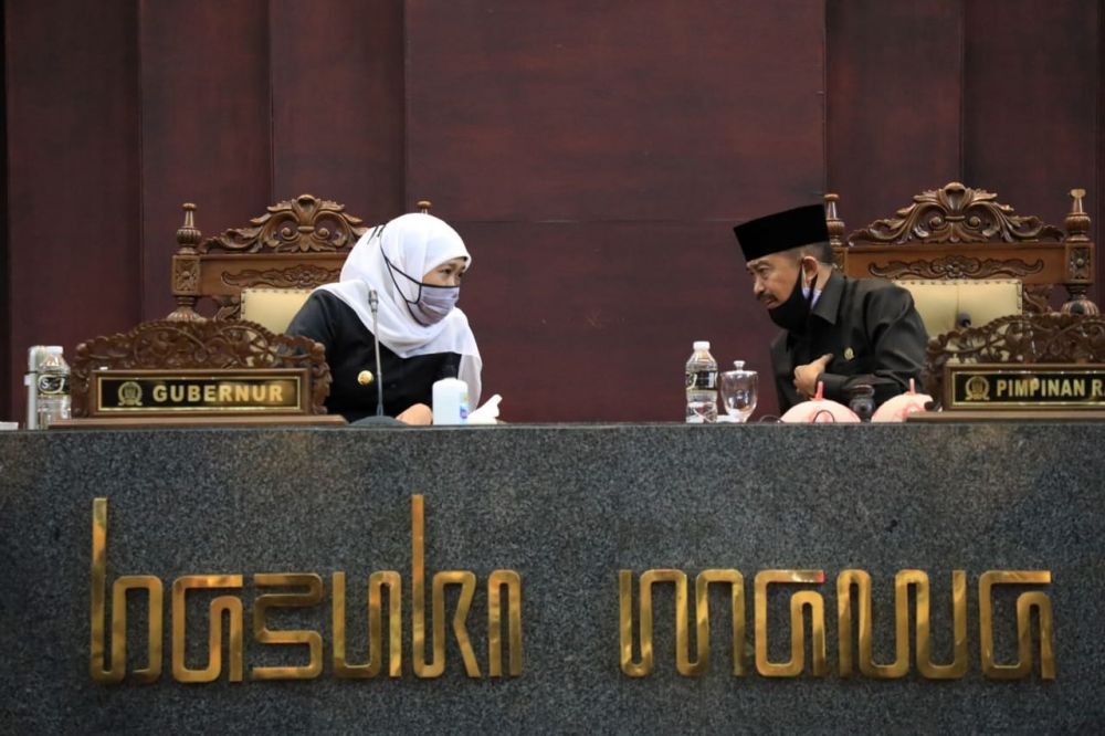 Gubernur Khofifah Indar Parawansa saat sidang paripurna di Gedung DPRD Jatim
