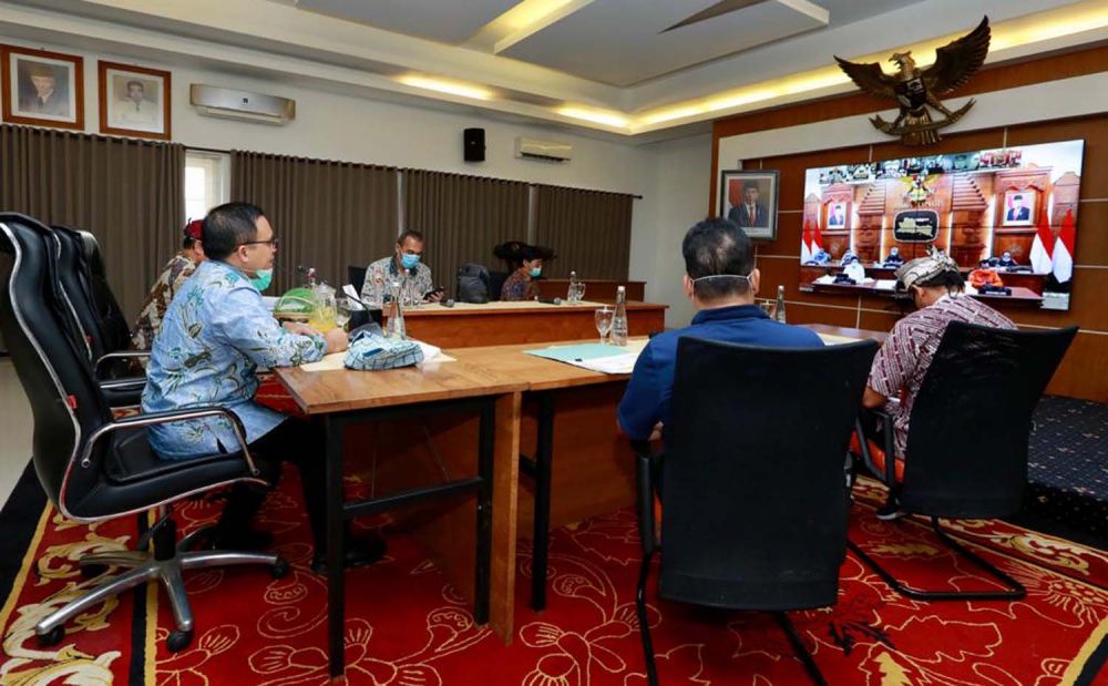 Bupati Banyuwangi Abdullah Azwar Anas menggelar rapat online bersama jajaran