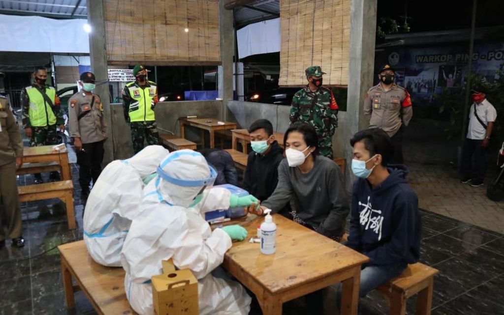 Belasan Orang Pelanggar Jam Malam PPKM di Gresik Di-rapid Test