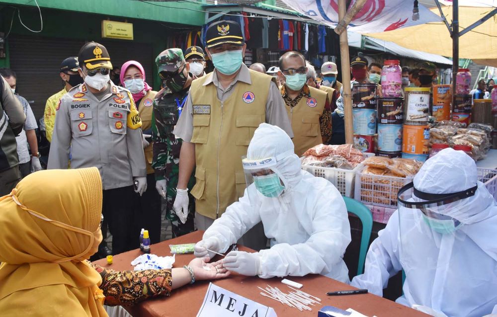 Rapid test untuk para pengunjung di dua pasar di Mojokerto