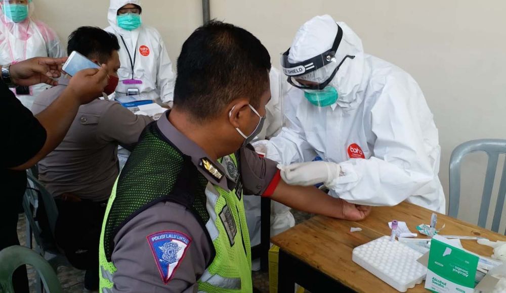 Puluhan personel Polsek Sukolilo, Polrestabes Surabaya menjalani rapid test