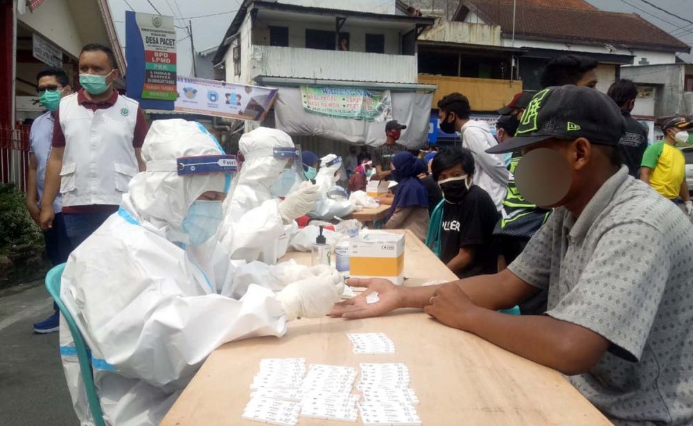 Sejumlah pengunjung di wisata Pacet Mojokerto saat menjalani rapid test