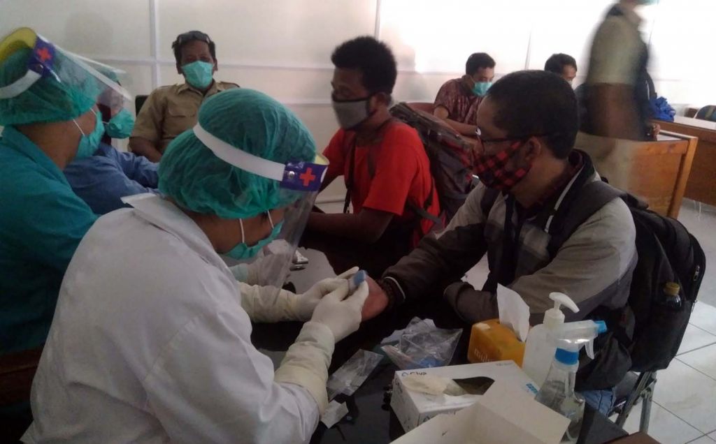 Para tamu undangan di-rapid test