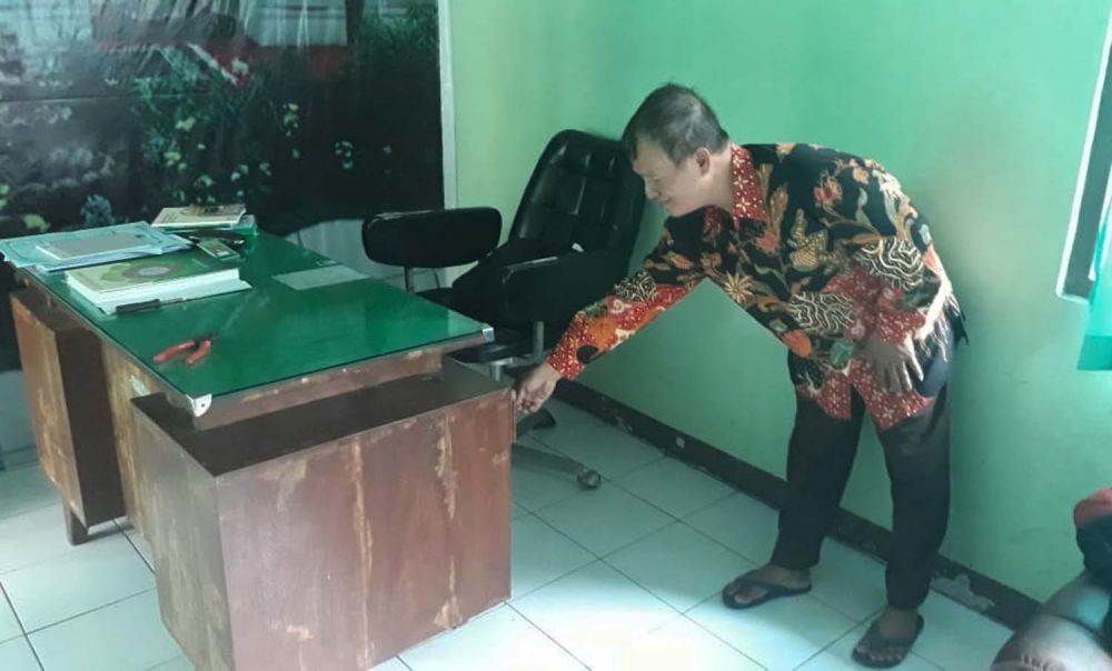 Kepala KUA Siman Rusmawardi menunjukkan tempat penyimpanan ratusan buku nikah baru yang dicuri