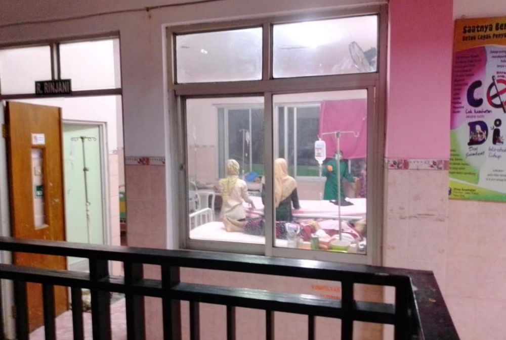 Beberapa santri di Kota Probolinggo yang diduga keracunan makanan mendapat perawatan medis