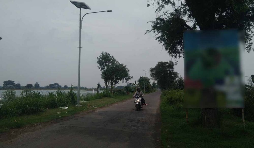 Penerangan jalan umum di Jalan Ronggo Jalu, Kecamatan Dringu mulai terpasang
