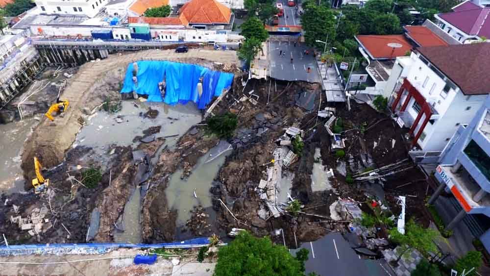 Jalan Raya Gubeng saat masih ambles/ Foto: Dok jatimnow.com