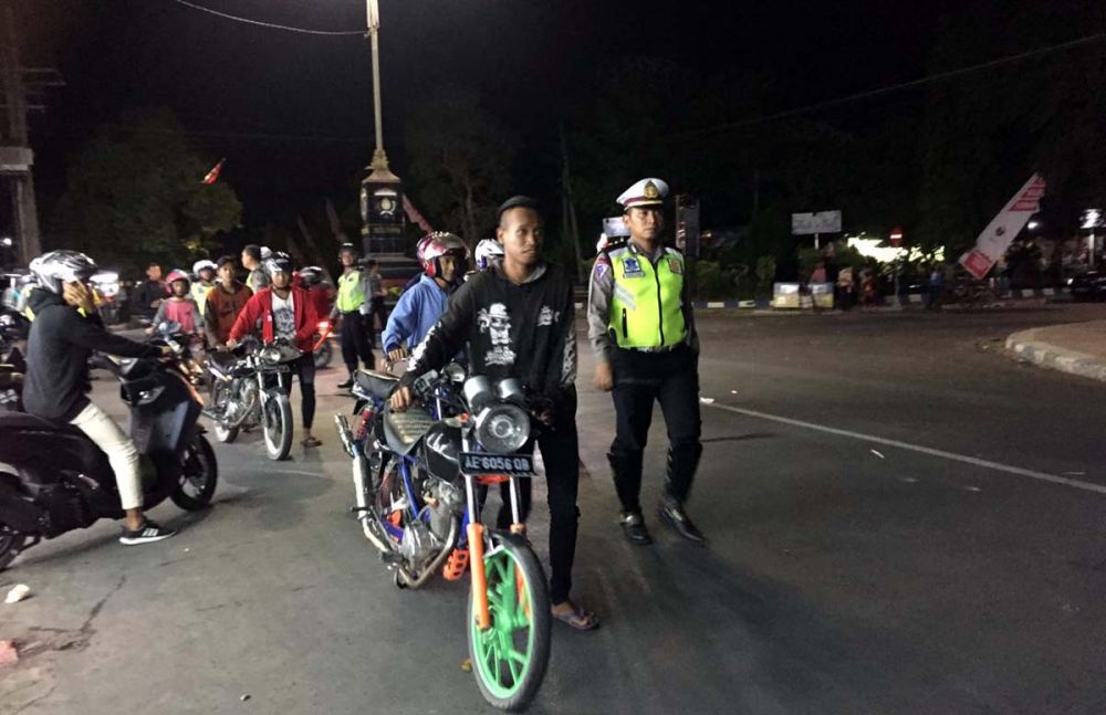 Para joki dihukum mendorong motornya hingga ke Mapolres Ngawi