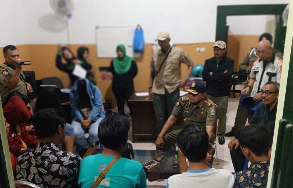 Para cewek pemandu lagu dan para pemuda peserta pesta miras didata di Mako Satpol PP Kota Probolinggo