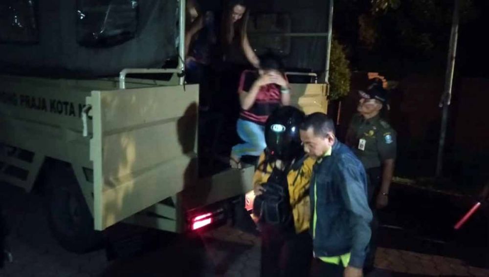 Petugas membawa semua orang yang terjaring razia