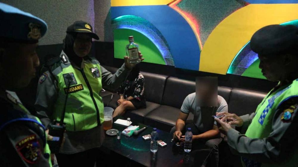 Polisi memeriksa salah satu ruangan karoake di Blitar