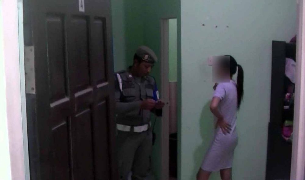 Petugas Satpol PP memeriksa identitas salah satu penghuni kamar kos di Tulungagung