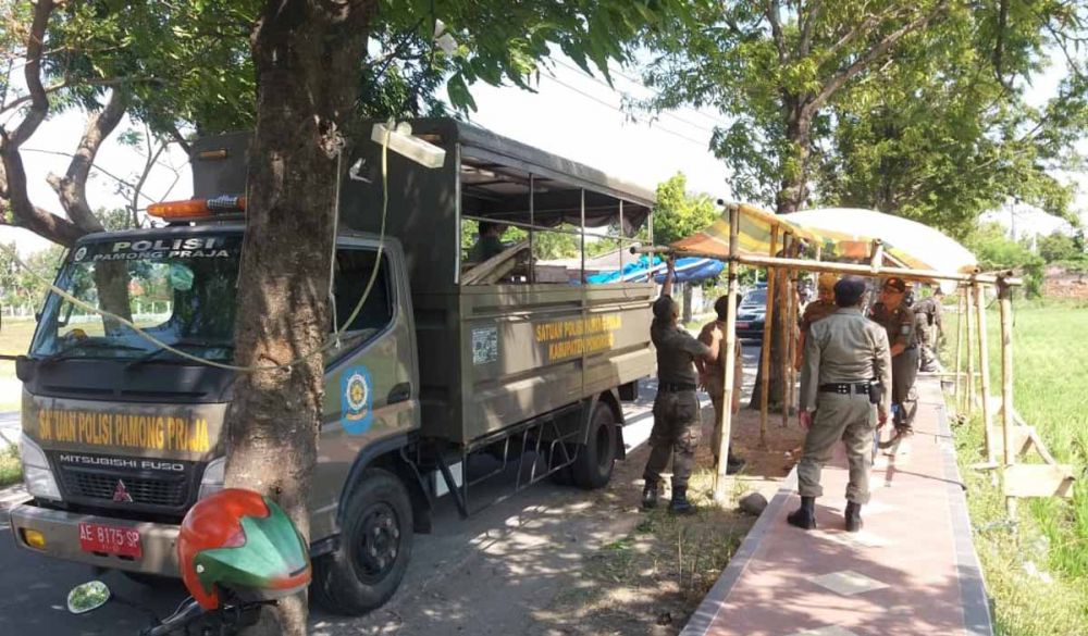 Petugas Satpol PP membongkar lapak PKL di Jalan Suromenggolo, Ponorogo