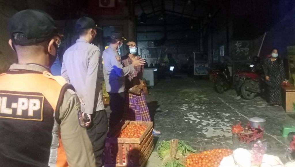 Petugas gabungan di Surabaya menindak salah satu pedagang yang melanggar PPKM Darurat