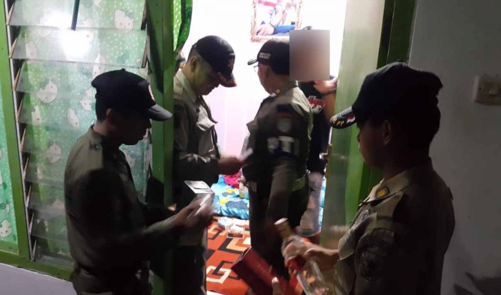 Petugas razia gabungan memeriksa identitas penghuni kos di Kota Probolinggo