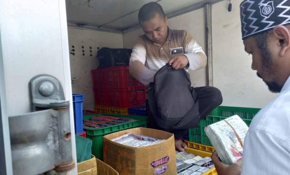 Ribuan keping CD bajakan diperiksa dan diamankan Polres Batu saat razia