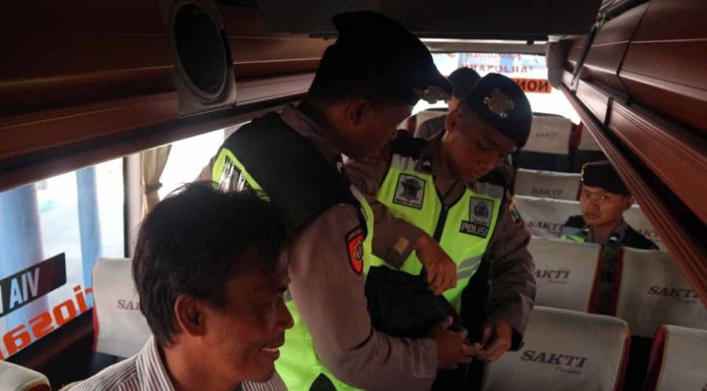 Sejumlah anggota Polres Blitar Kota memeriksa barang bawaan penumpang bus 