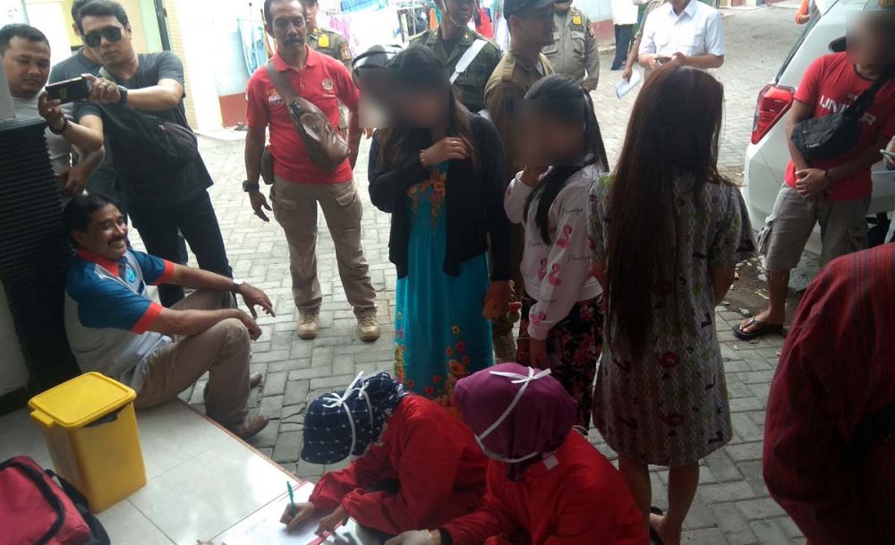 Razia Rumah Kos di Kota Blitar: Tes Urine hingga Temukan Senapan Angin