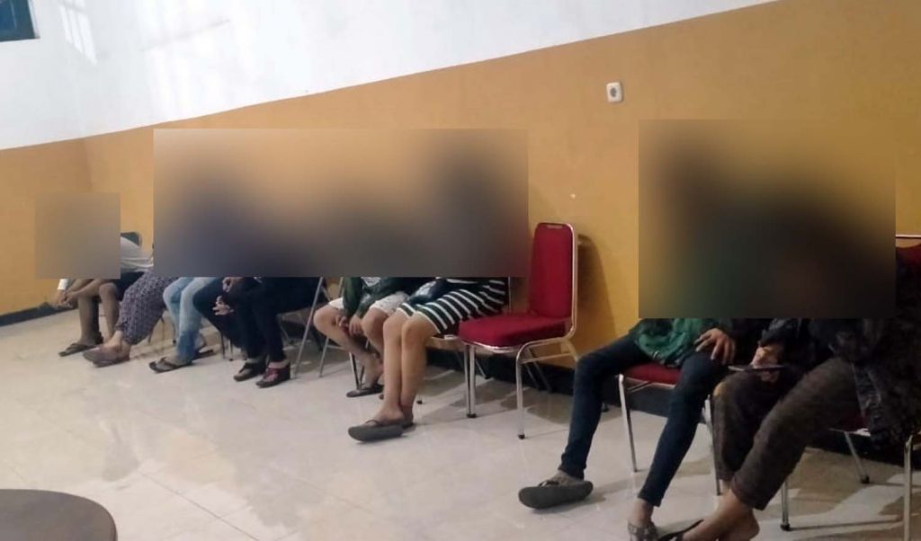 Pasangan diduga bukan suami istri dan pemuda pesta miras diamankan di Kantor Satpol PP Kota Probolinggo