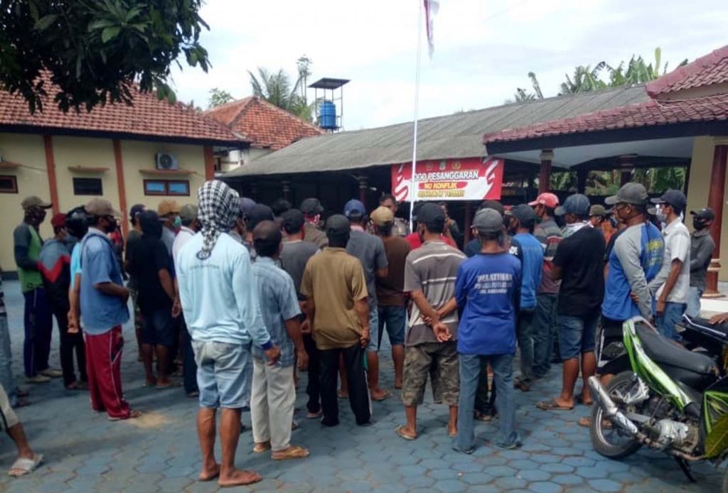 Warga memprotes razia tambang emas ilegal yang digelar Perhutani, polisi dan TNI