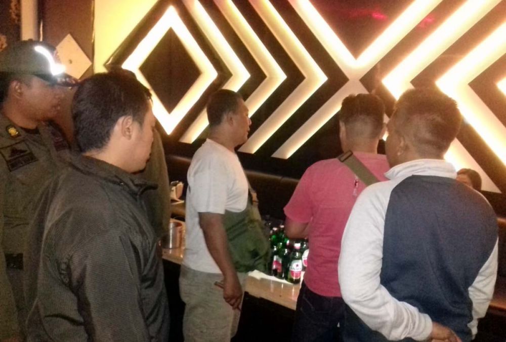 Petugas Satpol PP Kota Probolinggo merazia Rumah Karaoke 888