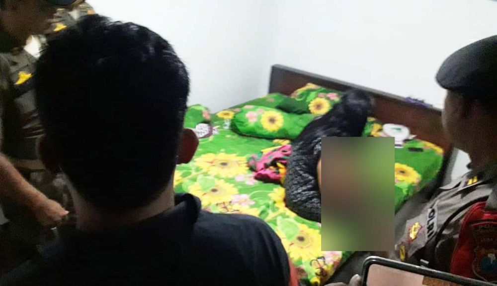 Petugas memeriksa salah satu pasangan mesum yang sedang check in di hotel