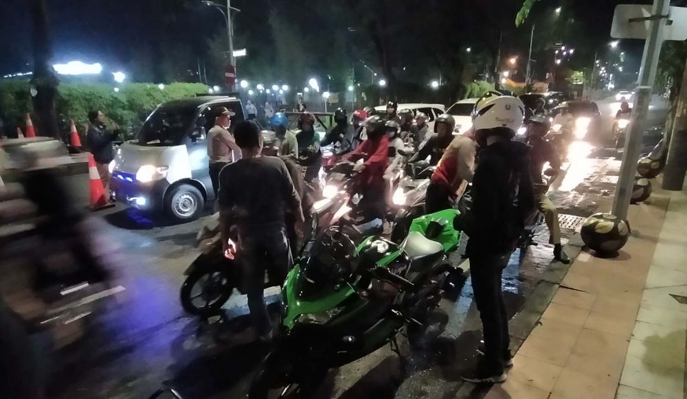 Sejumlah kendaraan diperiksa dalam razia yang digelar Polsek Genteng di Jalan Pemuda, Surabaya