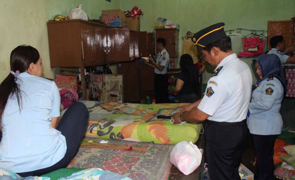 Petugas lapas memeriksa barang narapidana di salah satu sel di Lapas Banyuwangi