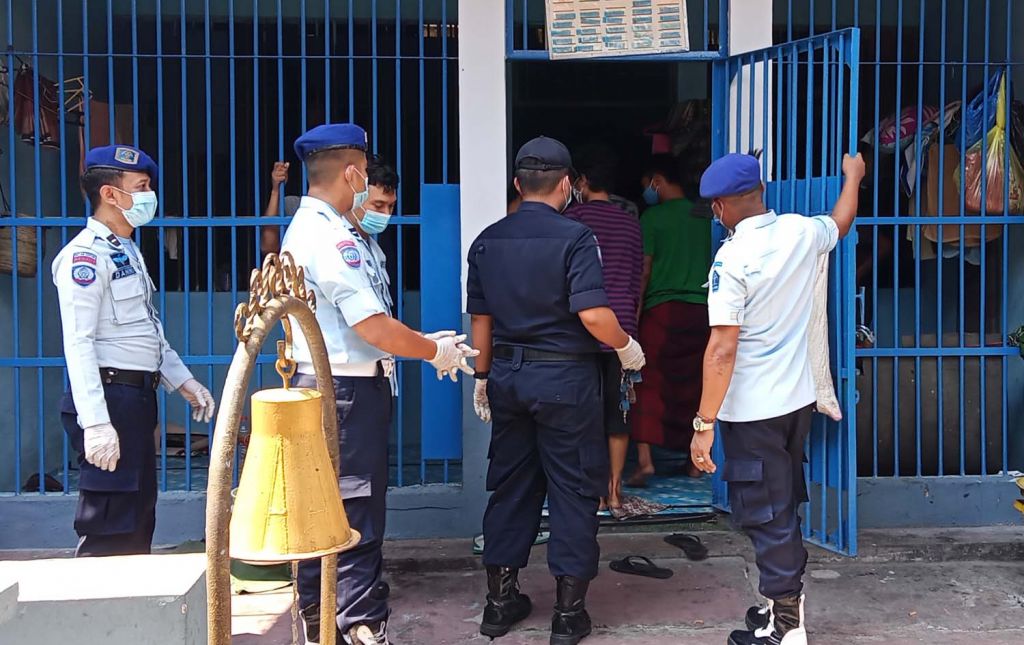 Petugas Rutan Klas IIB Gresik bersama BNNK saat melakukan razia