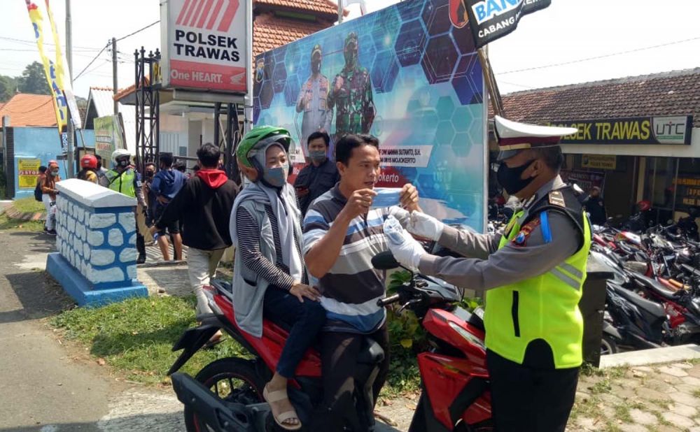 Pengendara yang belum memakai masker juga diberi masker oleh Satlantas Polres Mojokerto