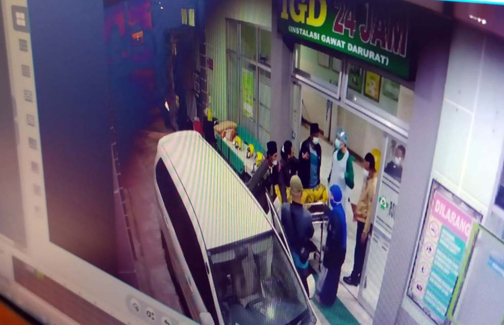 Tangkapan layar video CCTV yang merekam aksi ambil paksa jenazah pasien di RSUD dr Harjono, Ponorogo