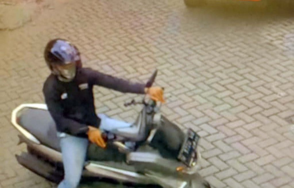 Tangkapan layar rekaman CCTV jambret yang sasar wanita muda di Sukolilo, Surabaya