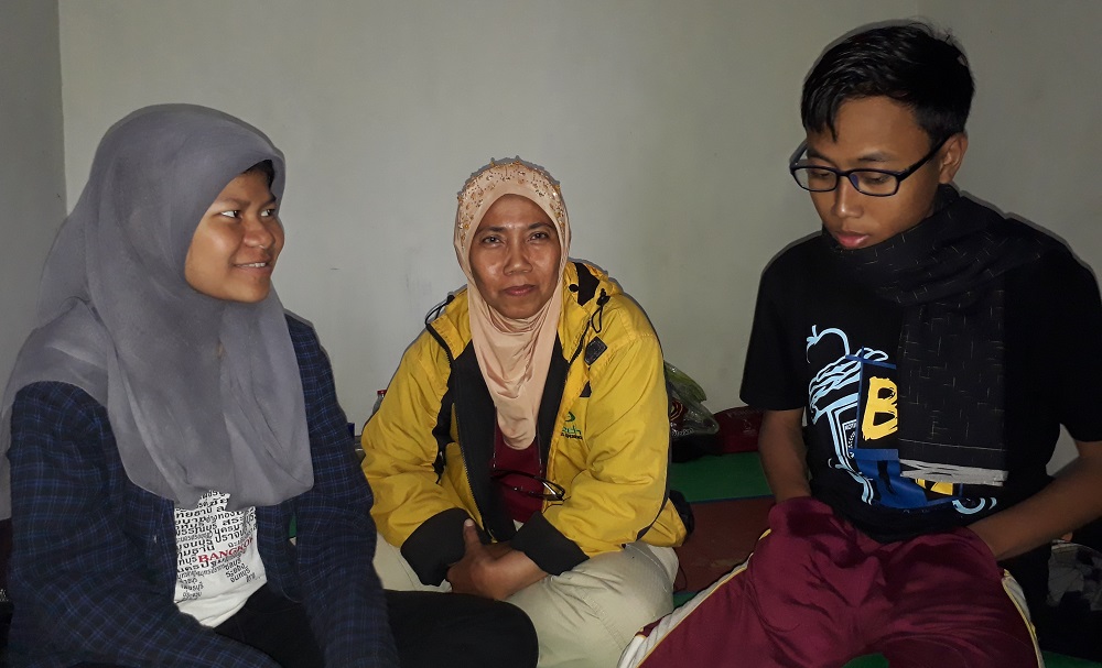 Dian Febiana (kiri) dan Hidayat Agung (kanan) saat ditemui di Posko Pencarian Survivor.