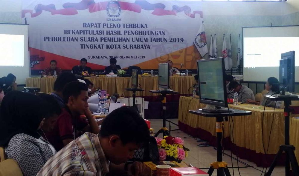 Suasana rapat pleno KPU Surabaya