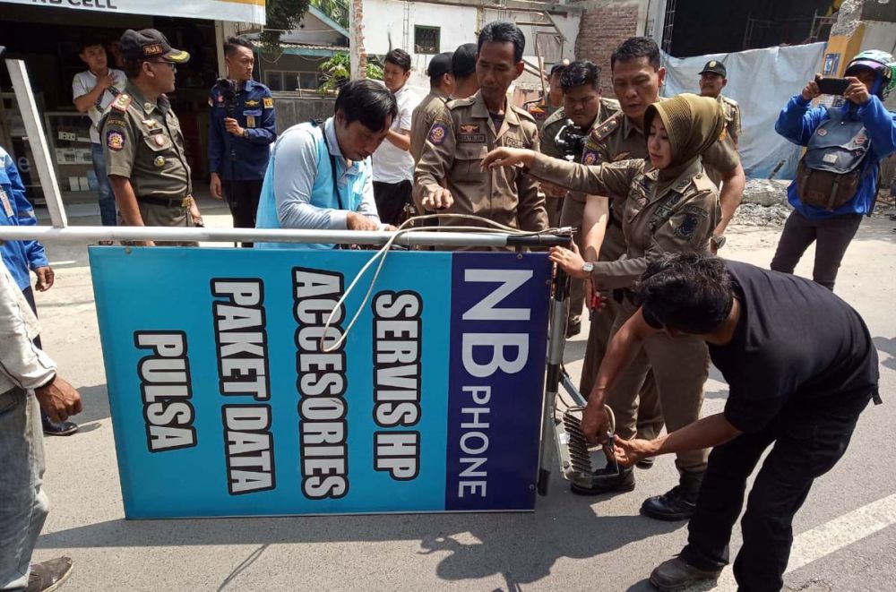 Deretan reklame bodong di Kota Mojokerto dibongkar petugas Satpol PP