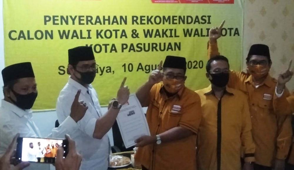 Ketua DPD Partai Hanura Jatim Yunianto Wahyudi menyerahkan surat rekomandasi untuk Teno-Hasjim