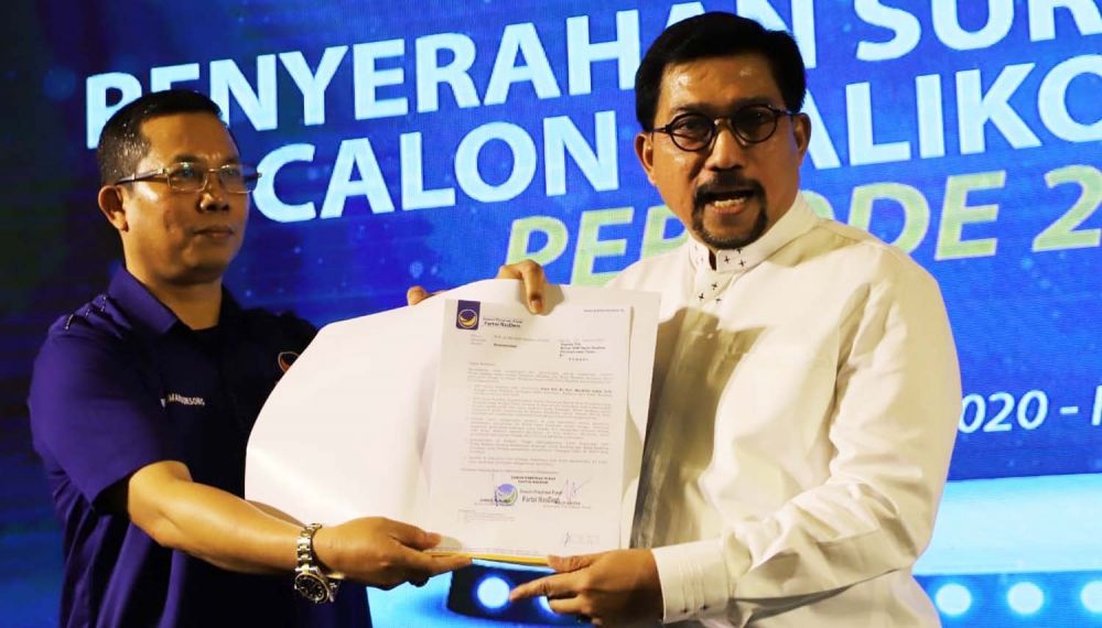 Ketua DPD NasDem Surabaya Robert Simangunsong menyerahkan surat rekomendasi DPP NasDem kepada Machfud Arifin