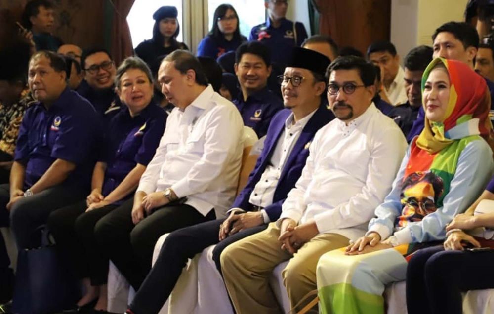 Hasan Aminuddin (tiga dari kanan) bersama Machfud Arifin (dua dari kanan)