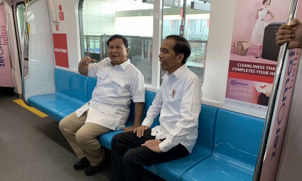 Jokowi dan Prabowo Bertemu: Berpelukan hingga Naik MRT
