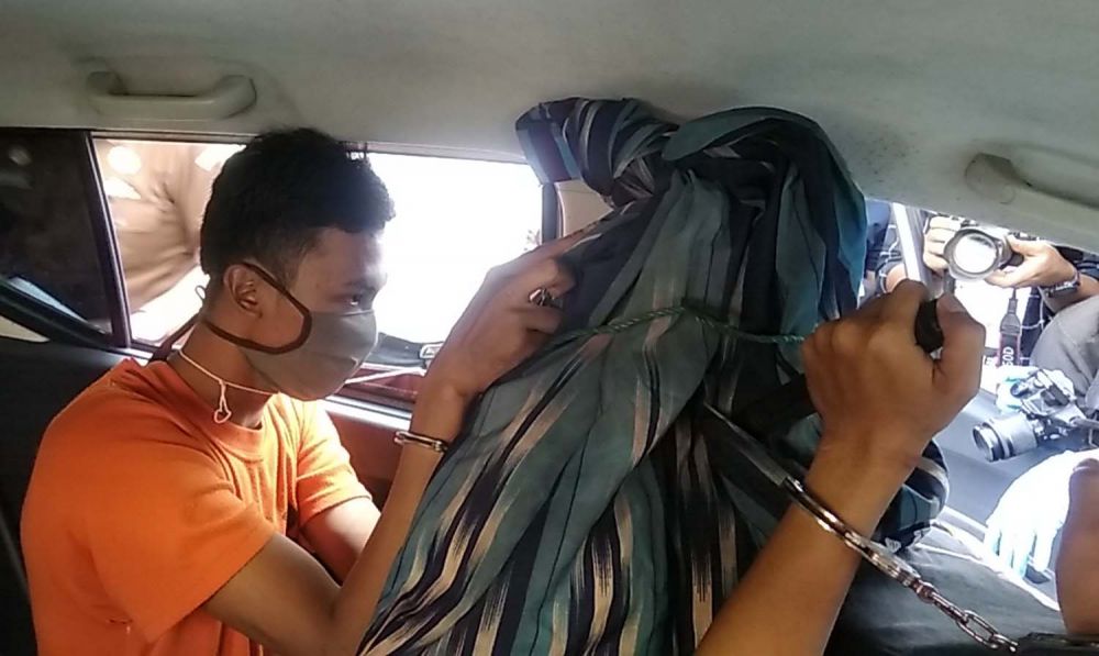 Salah satu adegan dalam rekonstruksi pembunuhan wanita yang mayatnya dibuang di Jurang Gajahmungkur, Pacet, Mojokerto