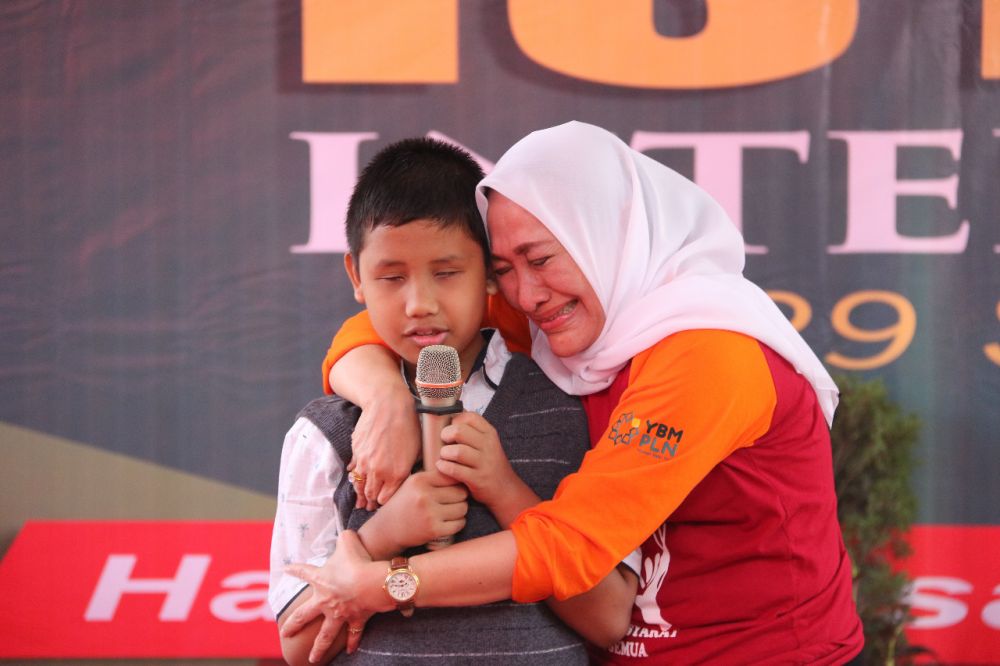 Bupati Bojonegoro Anna Mu'awannah menangis sambil memeluk anak disabilitas dalam Peringatan Hari Bahasa Isyarat Internasional (HBII) tingkat Jawa Timur tahun 2019, di Bojonegoro, Minggu (29/9/2019)
