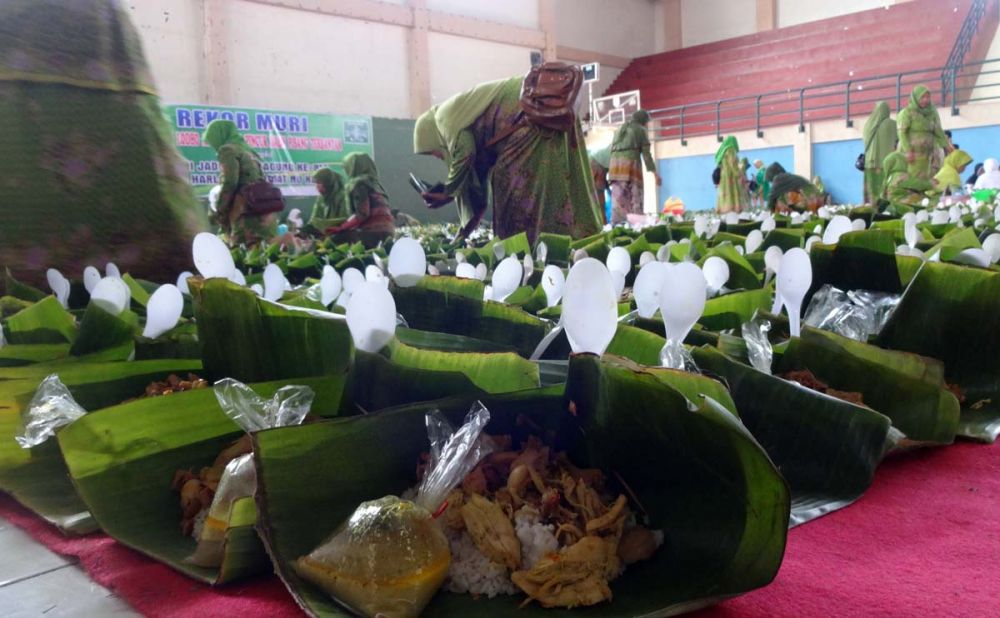 Nasi ayam lodho suwir pincuk daun pisang yang disajikan Muslimat NU Tulungagung berhasil catat rekor MURI