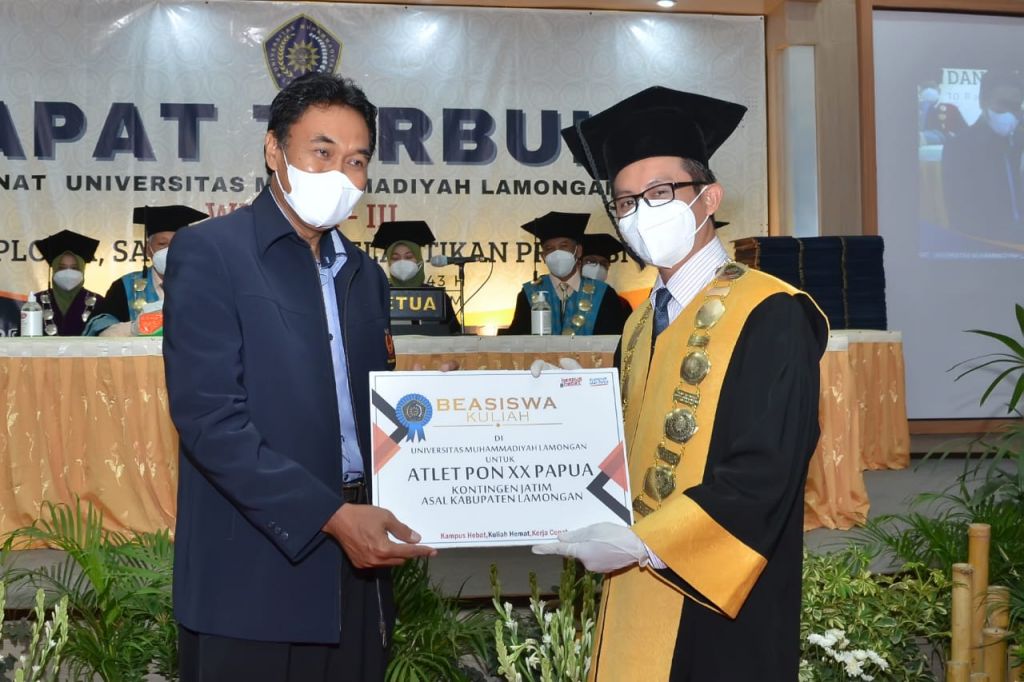 Rektor UMLA Dr A Aziz Alimul Hidayat memberikan tanda penghargaan kepada perwakilan KONI Lamongan. (Foto: Istimewa)