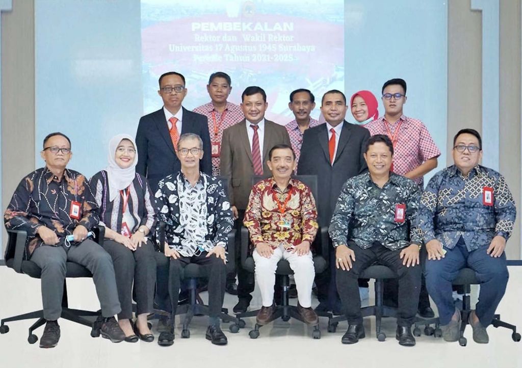 Para Pengurus YPTA dan Rektor Untag Surabaya, Prof. Dr. Mulyanto Nugroho (berdiri, jas coklat)