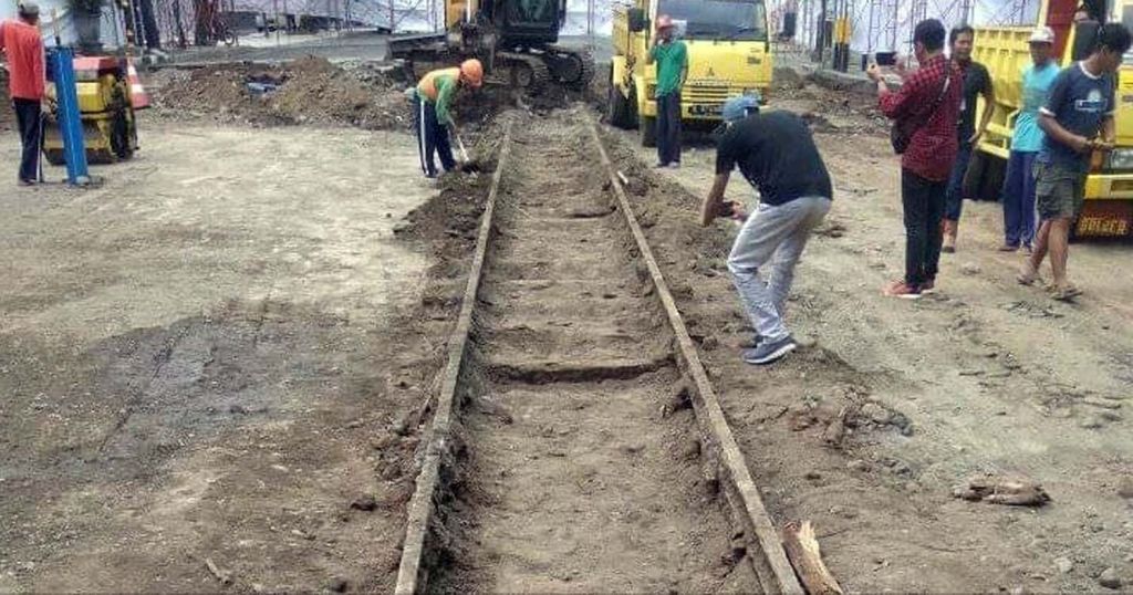 Rel kereta api diduga peninggalan Belanda ditemukan di proyek Kayu Tangan Heritage Kota Malang