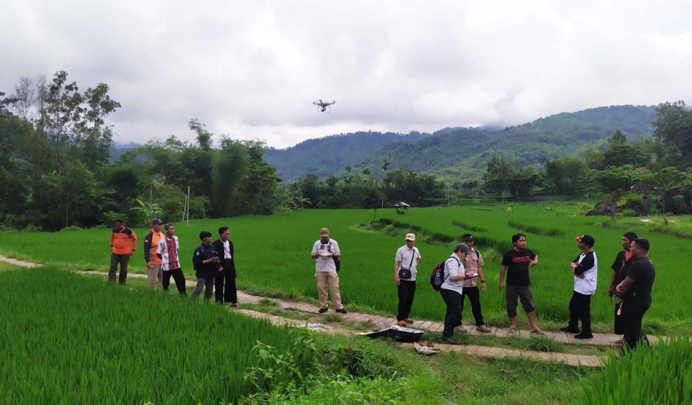 Tim PVMBG Kementerian ESDM memantau lahan yang dipersiapkan untuk relokasi Gedung SDN 2 Tugurejo, Ponorogo