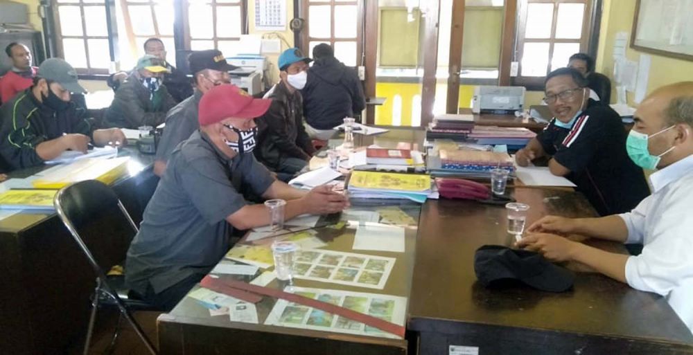 Paguyuban PKL Pasar Pagi menyampaikan unek-uneknya ke Diskoumdag Kota Batu di Kantor UPT Pasar Besar