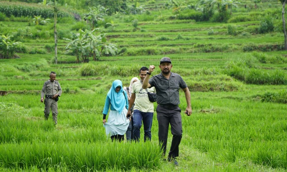 Bupati Ponorogo Ipong Muchlissoni saat meninjau SDN 2 Tugurejo yang terdampak tanah gerak 